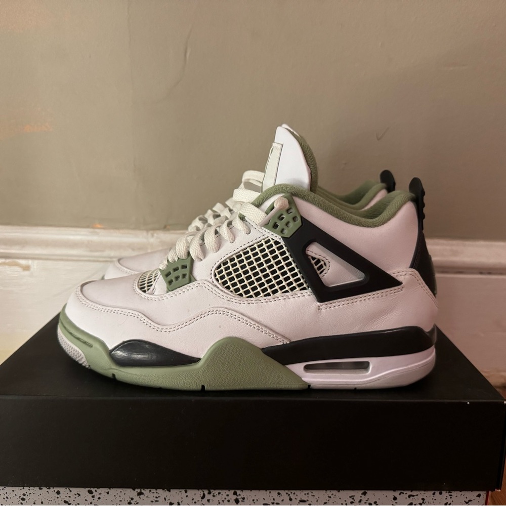 Like New Women’s Air Jordan 4 Retro ‘Seafoam’ in a size 9